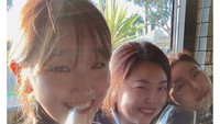 Menjadi aktris sejak 2013, Park So Dam mendapat penghargaan pemeran pendukung wanita terbaik lewat perannya dalam film The Silenced. Ini momen santai Park So Dam ketika minum white wine bersama temannya. Foto: Instagram sodam_park_0908