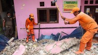 Untung tak ada korban jiwa akibat peristiwa itu. Sejumlah petugas membersihkan puing-puing bangunan kosan tersebut.