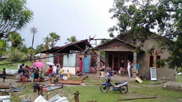 Warga berada di rumah mereka yang atapnya rubuh akibat bencana angin puting beliung. (Antara/ho-Humas BPBD Malaka)