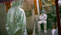 Jumlah itu telah melampaui jumlah korban tewas akibat wabah sindrom pernapasan akut berat (SARS) tahun 2002-2003 lalu, yang disebabkan oleh virus corona berbeda namun masih terkait dengan patogen yang sama.