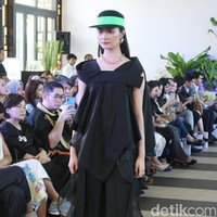 Desainer Nonita Respati menampilkan karya terbaru dari label Purana di koleksi Spring 2020, di Shangri-La Hotel, Jakarta, Senin [10/2/2020]. Foto: Mohammad Abduh/Wolipop