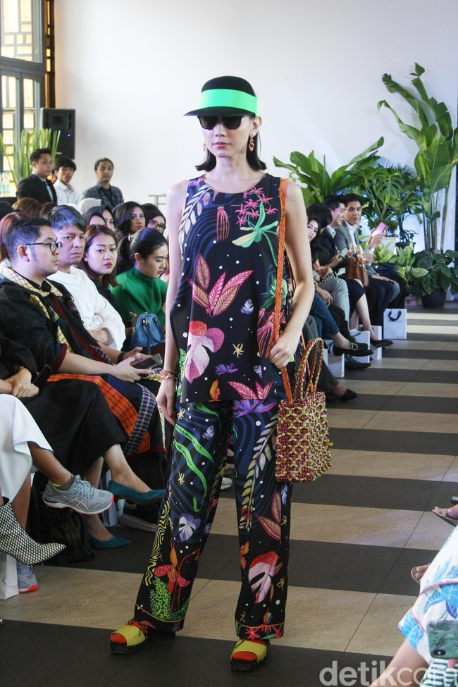 Desainer Nonita Respati menampilkan karya terbaru dari label Purana di koleksi Spring 2020, di Shangri-La Hotel, Jakarta, Senin [10/2/2020]. Foto: Mohammad Abduh/Wolipop