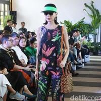 Desainer Nonita Respati menampilkan karya terbaru dari label Purana di koleksi Spring 2020, di Shangri-La Hotel, Jakarta, Senin [10/2/2020]. Foto: Mohammad Abduh/Wolipop