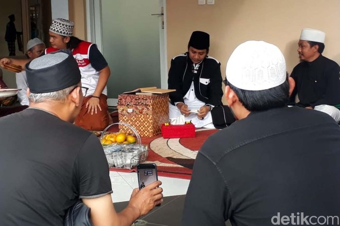 Ini Dia Suami yang Menikah Lagi Diantar Istri Sepekan ini medsos dihebohkan oleh viral video istri mengantar suami menikah lagi. Pengantin pria diketahui bernama Hafi Muhammad Kafi Firdaus atau Abah Cijeungjing.
