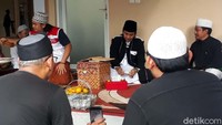 Abah Cijeungjing mengatakan yang merekam video dan meng-upload-nya adalah kakak iparnya. Bahkan kakak iparnya pun menangis dan meminta maaf karena tak menyangka videonya yang di-upload ke TikTok akan viral.