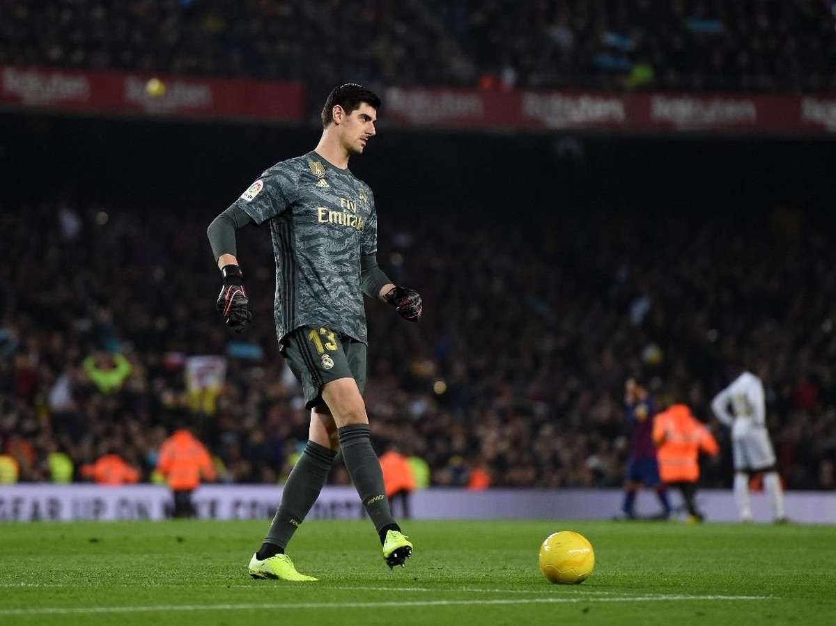 Pemain Real Madrid, Thibaut Courtois, mencatatkan rekor di El Clasico. (Foto: Getty Images/Alex Caparros)