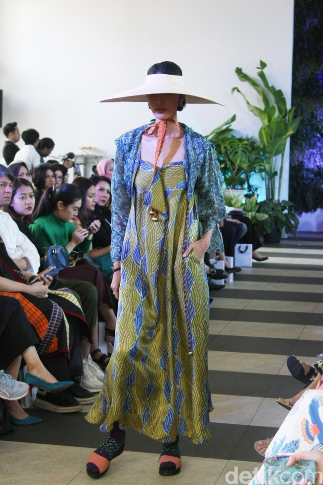 Desainer Nonita Respati menampilkan karya terbaru dari label Purana di koleksi Spring 2020, di Shangri-La Hotel, Jakarta, Senin [10/2/2020]. Foto: Mohammad Abduh/Wolipop