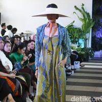 Desainer Nonita Respati menampilkan karya terbaru dari label Purana di koleksi Spring 2020, di Shangri-La Hotel, Jakarta, Senin [10/2/2020]. Foto: Mohammad Abduh/Wolipop