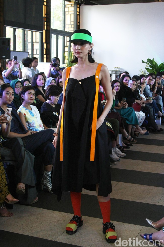 Desainer Nonita Respati menampilkan karya terbaru dari label Purana di koleksi Spring 2020, di Shangri-La Hotel, Jakarta, Senin [10/2/2020]. Foto: Mohammad Abduh/Wolipop