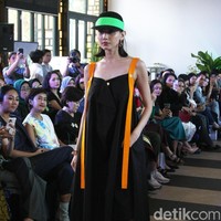 Desainer Nonita Respati menampilkan karya terbaru dari label Purana di koleksi Spring 2020, di Shangri-La Hotel, Jakarta, Senin [10/2/2020]. Foto: Mohammad Abduh/Wolipop