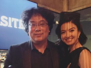 Parasite Menang, Piala Bong Joon-Ho Dipinjam Raline Shah