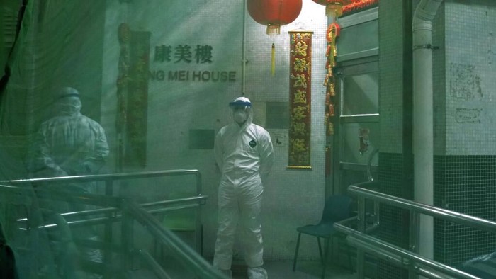 Otoritas Hong Kong evakuasi penghuni apartemen di pinggiran kota itu. Evakuasi dilakukan usai ada penghuni apartemen yang alami gejala terinfeksi virus corona.