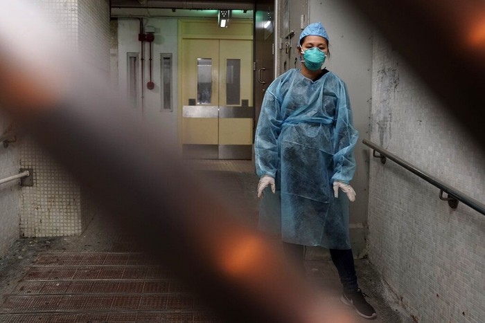 Otoritas Hong Kong evakuasi penghuni apartemen di pinggiran kota itu. Evakuasi dilakukan usai ada penghuni apartemen yang alami gejala terinfeksi virus corona.
