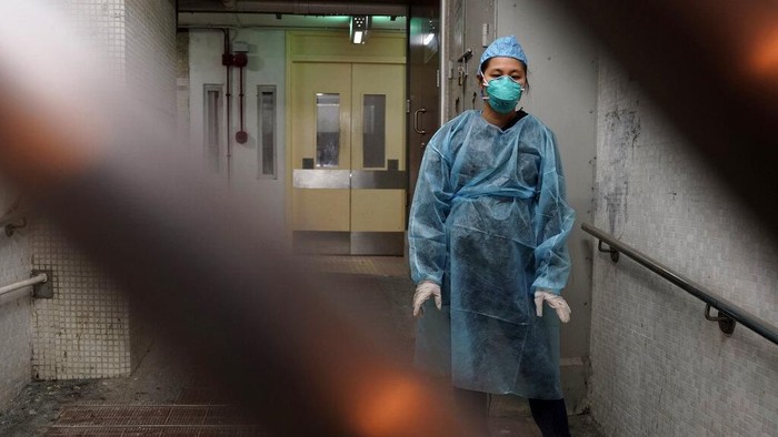 Otoritas Hong Kong evakuasi penghuni apartemen di pinggiran kota itu. Evakuasi dilakukan usai ada penghuni apartemen yang alami gejala terinfeksi virus corona.