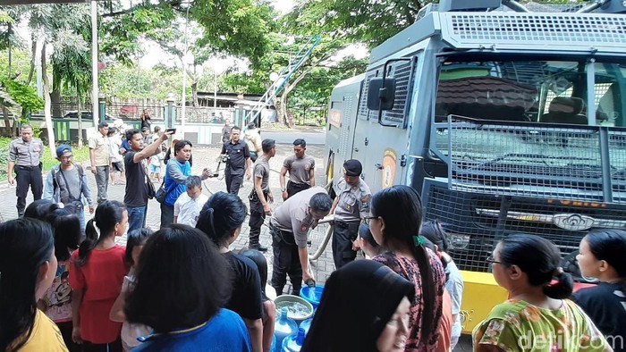 Water Canon Dikerahkan Bantu Dropping Air Bersih di Probolinggo