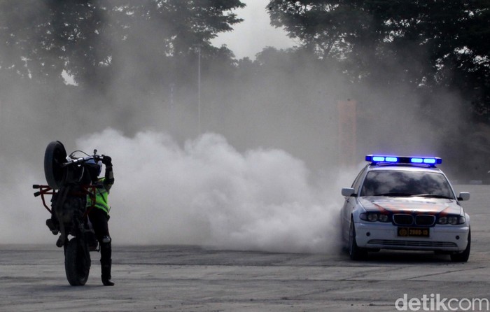 Keren Banget! Begini Aksi Freestyle Polisi di Pembukaan ISDC Sejumlah personel Polri unjuk gigi memamerkan freestyle berkendara di sela pembukaan Indonesia Safety Driving Center (ISDC).