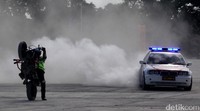 Aksi memukau tersebut digelar di Lapangsn ISDC Pusdik Lantas Polri, Jl. Bhayangkara Raya No 1 Kel Pakujaya Kecamatan Serpong Utara Kota Tangsel, Banten, Selasa (11/2/2020).