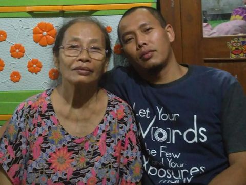 Bu Tumini bersama putra pertamanya. 
