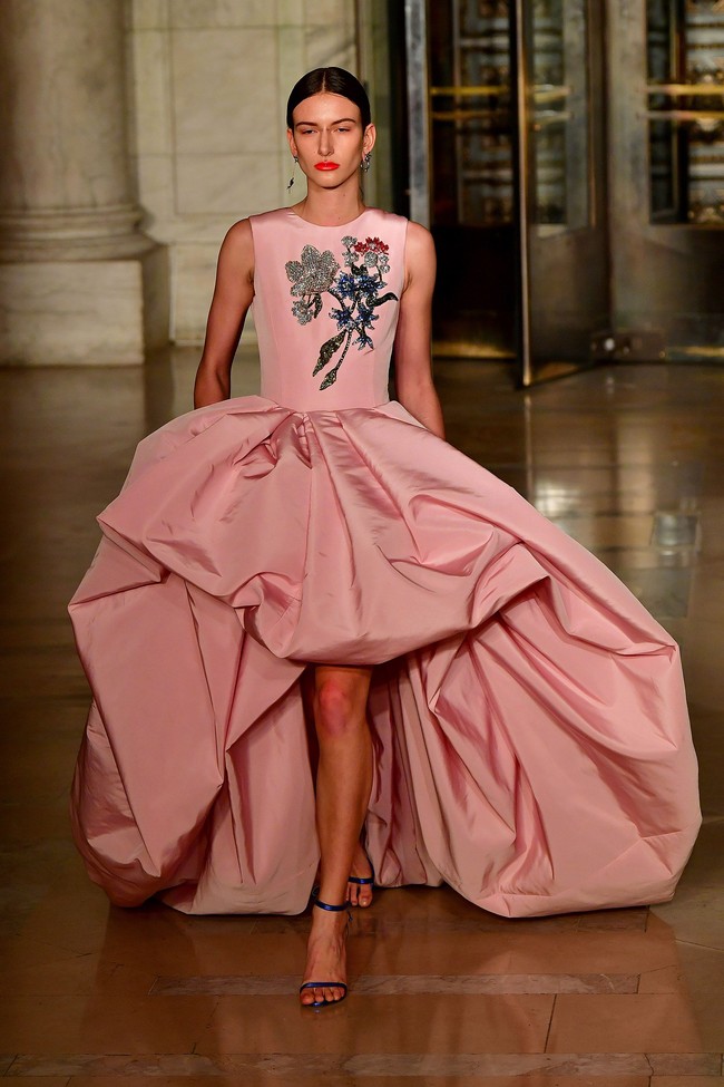 Fashion show Oscar De La Renta menampilkan koleksi gaun malam terbarunya di New York Fashion Week 2020, New York, Senin [10/2/2020]. Photo by Slaven Vlasic/Getty Images.