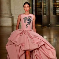 Fashion show Oscar De La Renta menampilkan koleksi gaun malam terbarunya di New York Fashion Week 2020, New York, Senin [10/2/2020]. Photo by Slaven Vlasic/Getty Images.