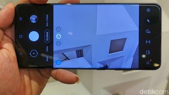 Galaxy S20 Ultra punya kamera berkemampuan zoom hingga 100x. Foto: Fino Yurio Kristo