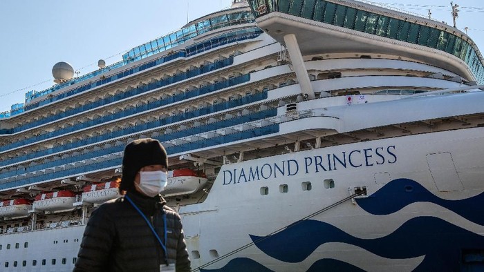 Ribuan penumpang dan kru kapal pesiar Diamond Princess masih dikarantina. Hal itu dilakukan usai bertambahnya puluhan orang yang dinyatakan positif virus corona