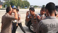 Sejumlah personel Polri memberikan penghormatan saat menyambut kedatangan Idham Azis.