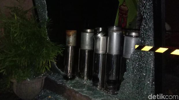 Klub Malam Pentagon di Surabaya Dirusak Massa, Pagar Jebol Kaca Pecah