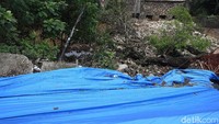 Hingga kini jalan yang longsor itu belum juga diperbaiki.