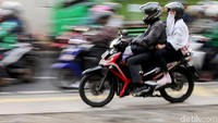 Demi mempersingkat waktu, Para pemotor ini nekat menggunakan trotoar meski peruntukannya hanya untuk pejalan kaki.