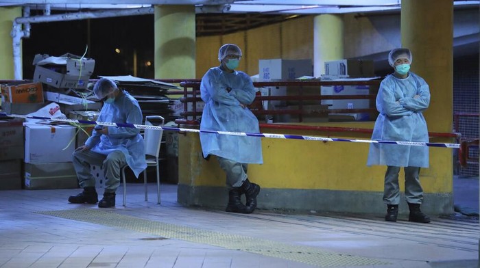 Otoritas Hong Kong evakuasi penghuni apartemen di pinggiran kota itu. Evakuasi dilakukan usai ada penghuni apartemen yang alami gejala terinfeksi virus corona.
