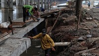 Proyek tanggul ini dikerjakan sepanjang 200 meter.