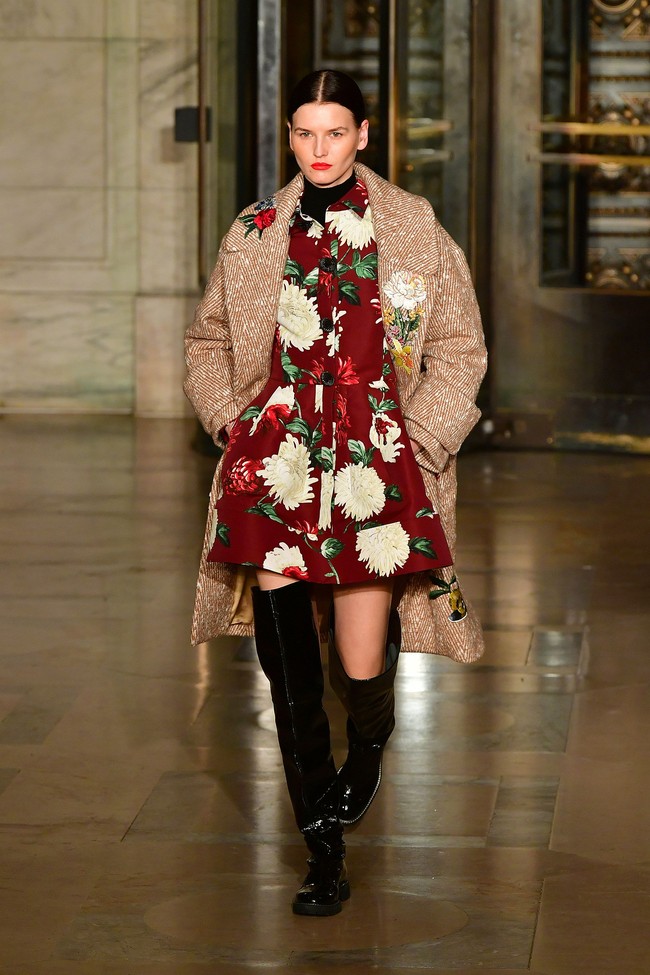 Fashion show Oscar De La Renta menampilkan koleksi gaun malam terbarunya di New York Fashion Week 2020, New York, Senin [10/2/2020]. Photo by Slaven Vlasic/Getty Images.