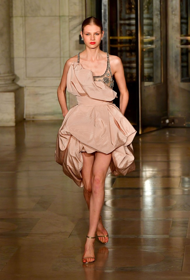 Fashion show Oscar De La Renta menampilkan koleksi gaun malam terbarunya di New York Fashion Week 2020, New York, Senin [10/2/2020]. Photo by Slaven Vlasic/Getty Images.