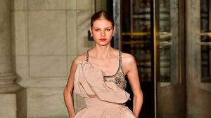 15 Koleksi Gaun Malam Oscar De La Renta di New York Fashion Week 2020