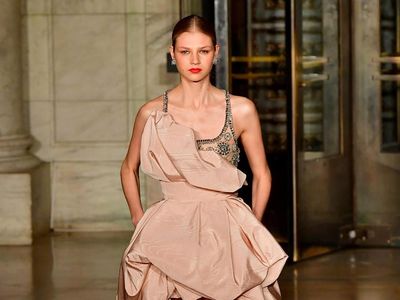 15 Koleksi Gaun Malam Oscar De La Renta di New York Fashion Week 2020