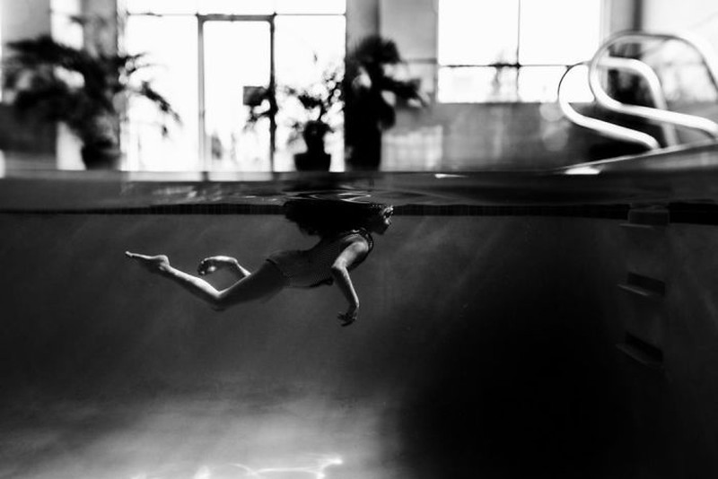 Kompetisi foto hitam-putih memamerkan sejumlah karya terbaik dari berbagai fotografer di dunia. Penasaran deretan foto-fotonya? Yuk, lihat.