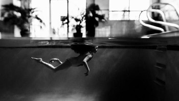 Foto karya Ashley Marston dari Kanada yang berjudul Calm berhasil memenangkan juara ketiga fotografi hitam dan putih untuk kategori lifestyle. Istimewa/Dok. Boredpanda.