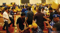 Sejumlah peserta tampak melempar-lempar kursi. Kursi pun tampak beterbangan di dalam kongres.