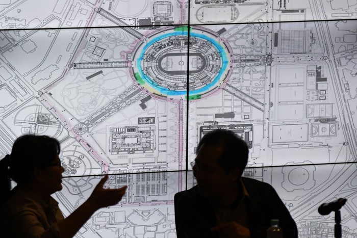 Rencana Sirkuit Formula E di GBK Direktur Utama Pusat Pengelola Komplek Gelora Bung Karno (PPK GBK) Winarto menjelaskan rencana rute sirkuit yang disiapkan untuk balap mobil Formula E di kompleks GBK, Senayan, jakarta, Selasa (11/2/2020). Pengelola menyatakan siap menjadikan GBK sebagai tempat yang dipilih sebagai sirkuit Formula E di Jakarta dengan syarat tak akan menggunakan seluruh area dalam 'ring road' Stadion GBK yang biasa digunakan masyarakat untuk berolahraga. ANTARA FOTO/Aditya Pradana Putra/foc. *** Local Caption ***