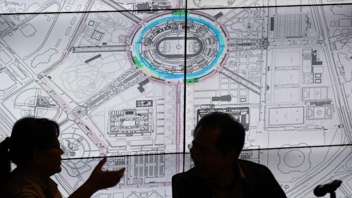 Direktur Utama Pusat Pengelola Komplek Gelora Bung Karno (PPK GBK) Winarto menjelaskan rencana rute sirkuit yang disiapkan untuk balap mobil Formula E di kompleks GBK, Senayan, jakarta, Selasa (11/2/2020). Pengelola menyatakan siap menjadikan GBK sebagai tempat yang dipilih sebagai sirkuit Formula E di Jakarta dengan syarat tak akan menggunakan seluruh area dalam ring road Stadion GBK yang biasa digunakan masyarakat untuk berolahraga. ANTARA FOTO/Aditya Pradana Putra/foc. *** Local Caption ***