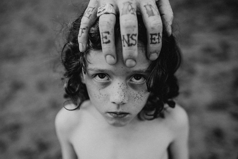 Kompetisi foto hitam-putih memamerkan sejumlah karya terbaik dari berbagai fotografer di dunia. Penasaran deretan foto-fotonya? Yuk, lihat.