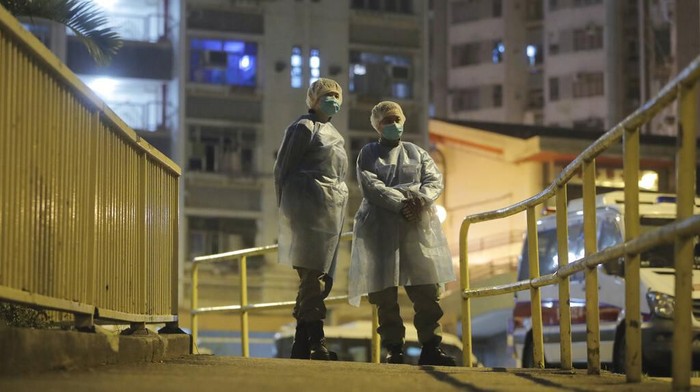 Otoritas Hong Kong evakuasi penghuni apartemen di pinggiran kota itu. Evakuasi dilakukan usai ada penghuni apartemen yang alami gejala terinfeksi virus corona.