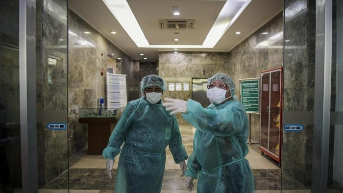 BALITBANGKES RILIS PENGAWASAN NOVEL CORONAVIRUS Kepala Balitbangkes Kementerian Kesehatan Siswanto (kiri) bersama Kepala Pusat Penelitian dan Pengembangan Biomedis dan Teknologi Dasar Kesehatan Kementerian Kesehatan Vivi Setiawaty (kanan) mengenakan pakaian steril saat akan memasuki Labotarium Badan Penelitian dan Pengembangan Kesehatan (Balitbangkes) di Jakarta, Selasa (11/2/2020). Balitbangkes merilis data terbaru hasil pemeriksaan pasien dalam pengawasan novel coronavirus per 10 februari 2020 pukul 18.00 WIB, total kasus yang spesimennya dikirim ke Laboratorium Balitbangkes sebanyak 64 kasus, sebanyak 62 kasus uji spesimen hasilnya negatif novel coronavirus dan dua masih dalam pemeriksaan. ANTARA FOTO/Galih Pradipta/hp.