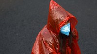 Namun, ada pemandangan menarik saat warga lalu-lalang di sekitar stasiun kereta Beijing usai kembali dari kampung halaman. Wabah virus corona yang tengah melanda wilayah daratan China membuat warga melindungi tubuh dari virus itu dengan berbagai cara, mulai dari mengenakan masker, sarung tangan, hingga pakaian pelindung tubuh. AP Photo/Andy Wong.
