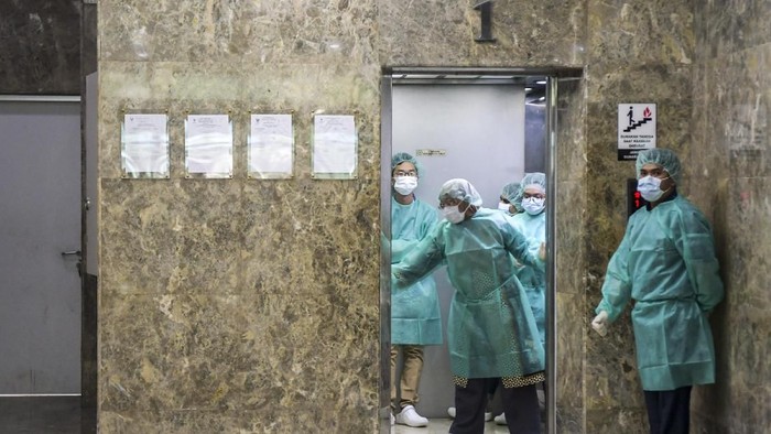 Kepala Balitbangkes Kementerian Kesehatan Siswanto (kiri) bersama Kepala Pusat Penelitian dan Pengembangan Biomedis dan Teknologi Dasar Kesehatan Kementerian Kesehatan Vivi Setiawaty (kanan) mengenakan pakaian steril saat akan memasuki Labotarium Badan Penelitian dan Pengembangan Kesehatan (Balitbangkes) di Jakarta, Selasa (11/2/2020). Balitbangkes merilis data terbaru hasil pemeriksaan pasien dalam pengawasan novel coronavirus per 10 februari 2020 pukul 18.00 WIB, total kasus yang spesimennya dikirim ke Laboratorium Balitbangkes sebanyak 64 kasus, sebanyak 62 kasus uji spesimen hasilnya negatif novel coronavirus dan dua masih dalam pemeriksaan. ANTARA FOTO/Galih Pradipta/hp.