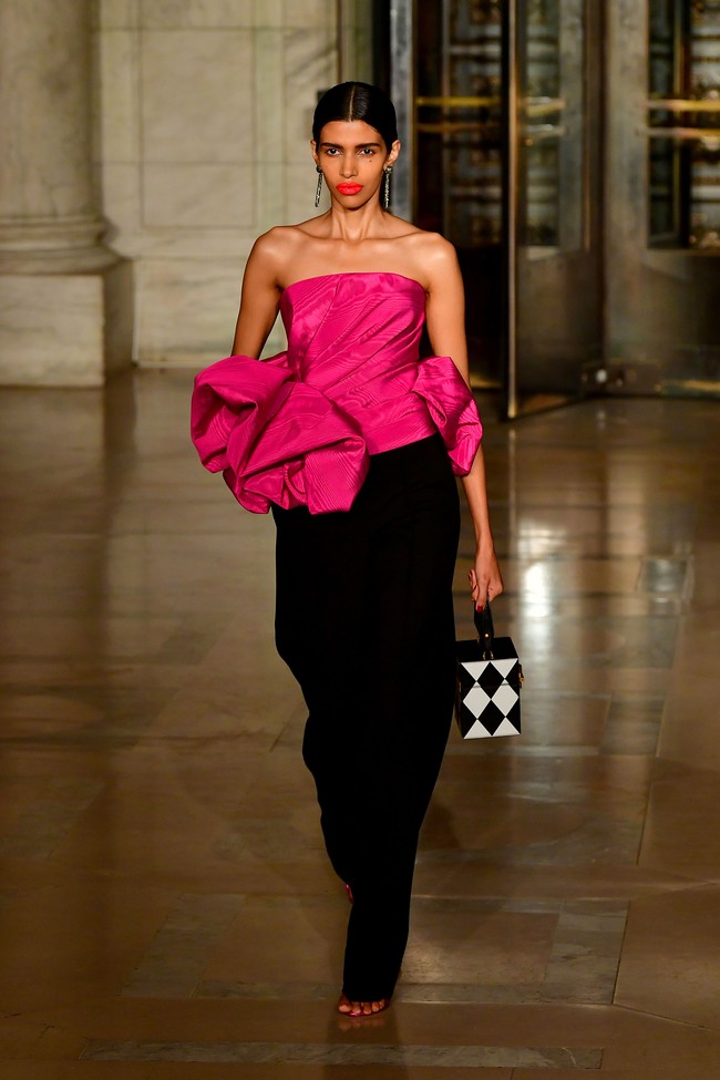 Fashion show Oscar De La Renta menampilkan koleksi gaun malam terbarunya di New York Fashion Week 2020, New York, Senin [10/2/2020]. Photo by Slaven Vlasic/Getty Images.