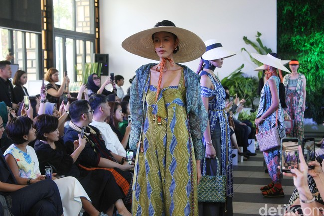 Desainer Nonita Respati menampilkan karya terbaru dari label Purana di koleksi Spring 2020, di Shangri-La Hotel, Jakarta, Senin [10/2/2020]. Foto: Mohammad Abduh/Wolipop