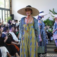 Desainer Nonita Respati menampilkan karya terbaru dari label Purana di koleksi Spring 2020, di Shangri-La Hotel, Jakarta, Senin [10/2/2020]. Foto: Mohammad Abduh/Wolipop