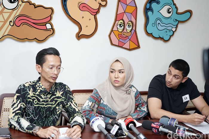 Medina Zein Medina Zein dan suaminya saat ditemui di kawasan Kebayoran Baru.